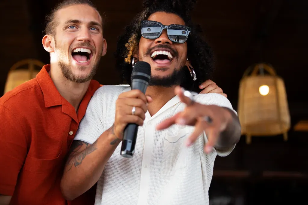 mężczyźni śpiewający do mikrofonu